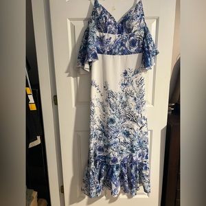 Beautiful dress straight from Brazil, looks amazing on the body can fit a Small